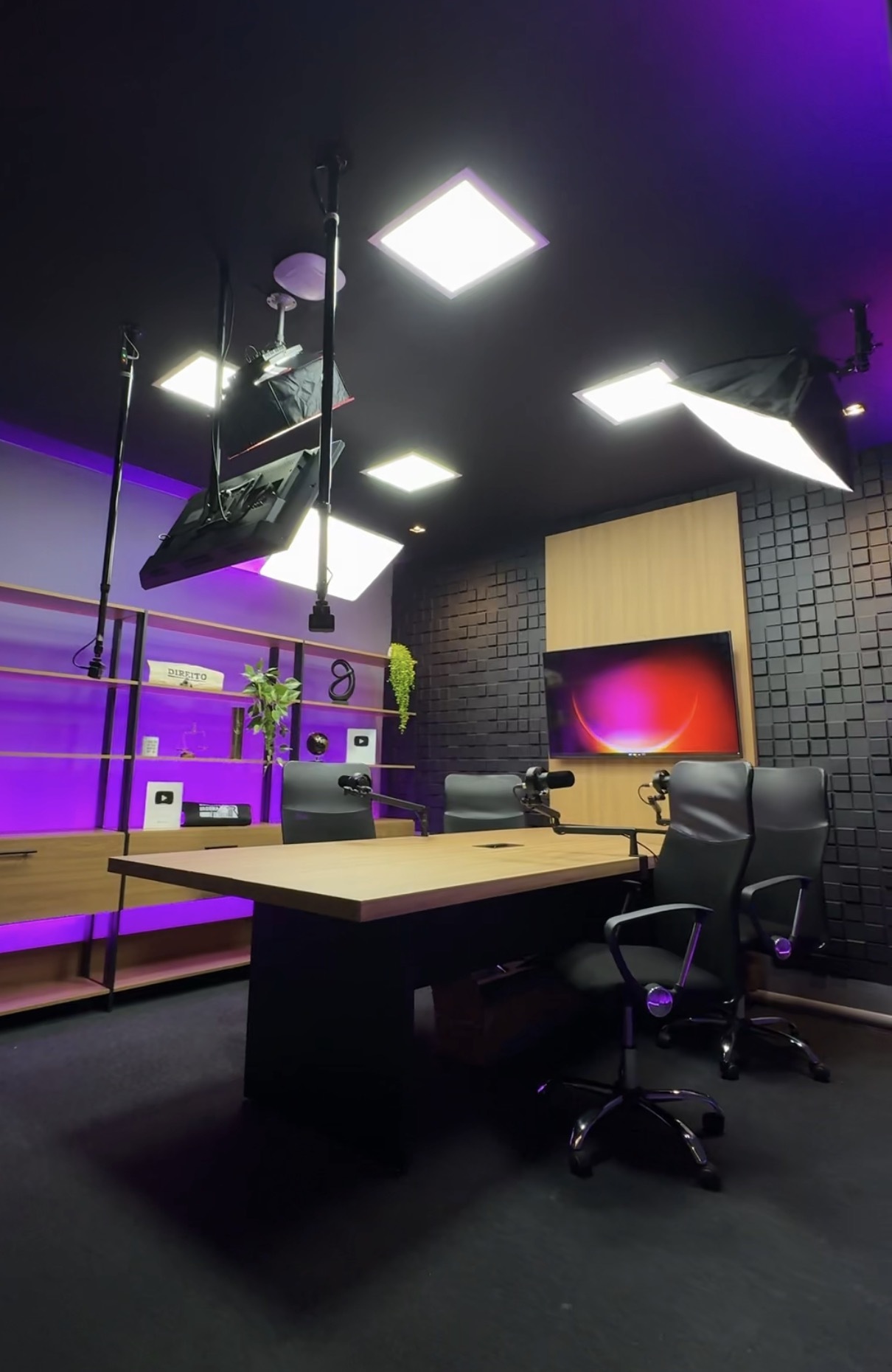 Escola Mineira de Direito inaugura novo estúdio para produção de conteúdo e lançamento de podcast