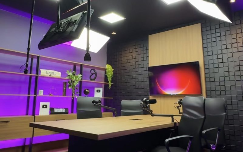 Escola Mineira de Direito inaugura novo estúdio para produção de conteúdo e lançamento de podcast