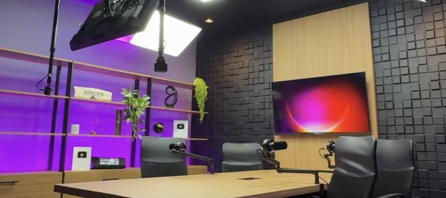 Escola Mineira de Direito inaugura novo estúdio para produção de conteúdo e lançamento de podcast